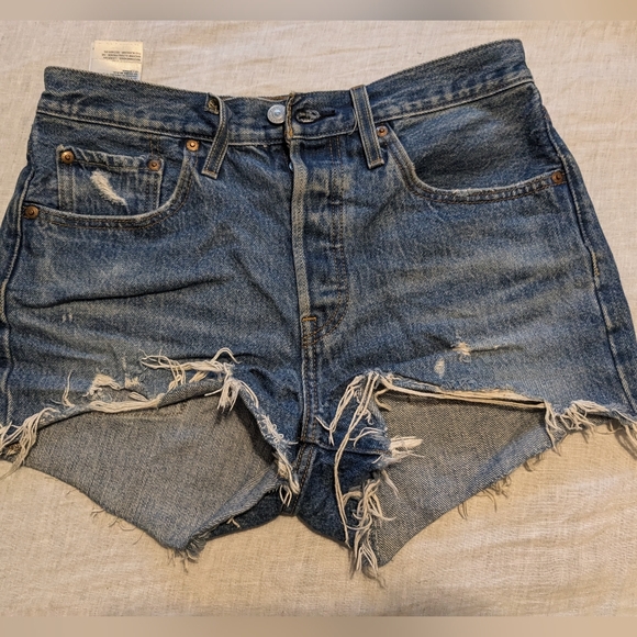 Levi's 501 faded blue broken in denim shorts with distressed hems - Picture 4 of 14
